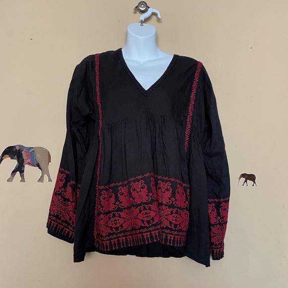 Roberta Roller Rabbit embroidered v neck top - Picture 3 of 11